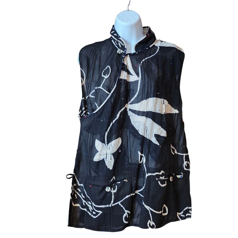 Navy and white reversable,‎ floral, sleeveless top fits like a Medium